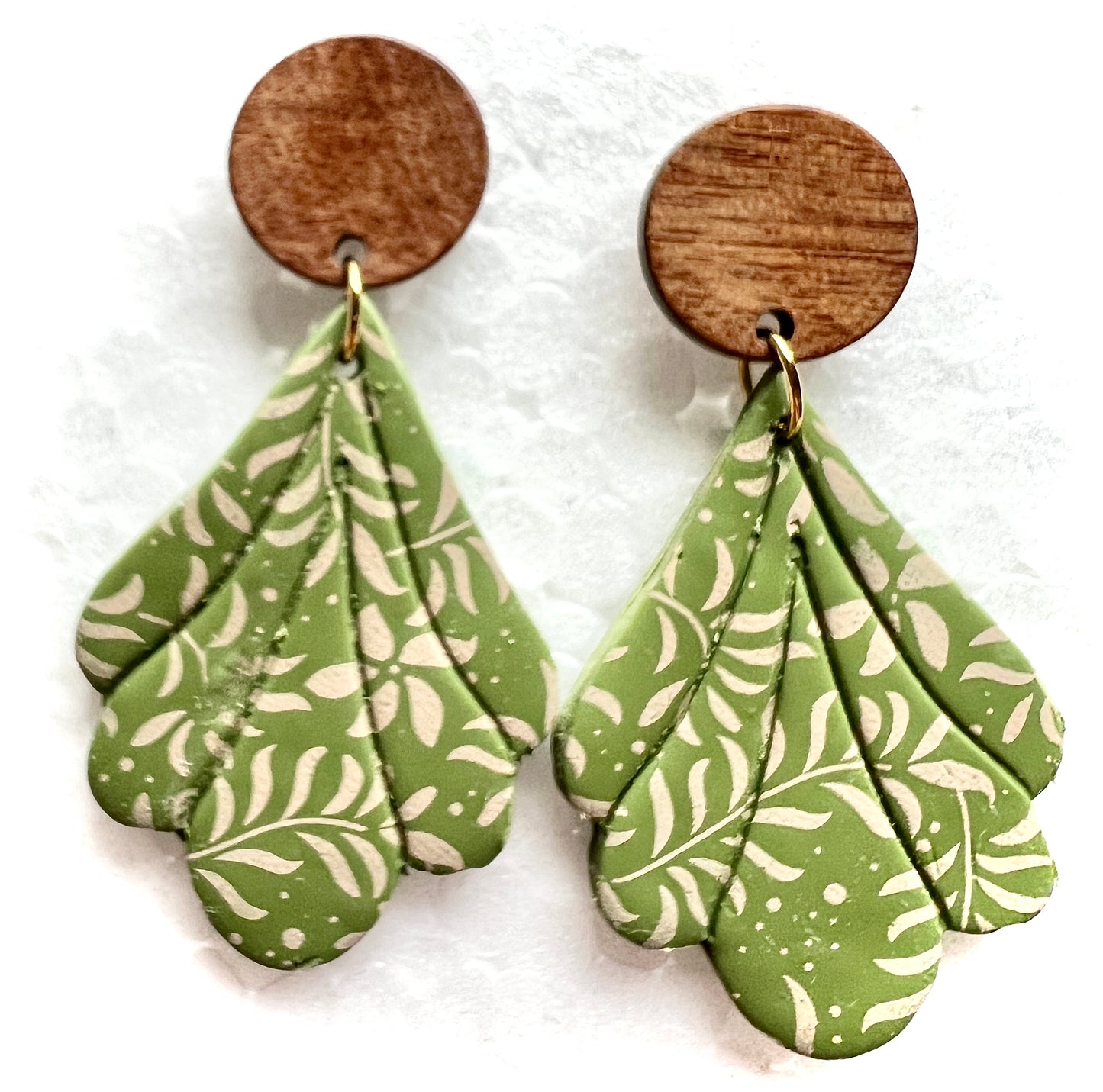 Green leaf with beige silk screen leaf design