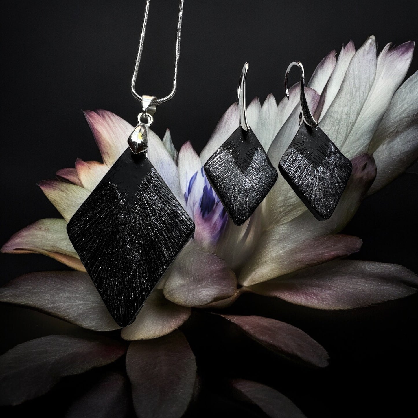 Very elegant black diamond